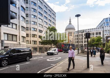 LONDRA, REGNO UNITO - 20 luglio 2018: La vita quotidiana a Londra catturata attraverso una finestra dell'autobus Foto Stock