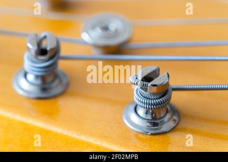 Un closeup macro di posti e stringhe di sintonizzazione sul acero testa di una chitarra elettrica - un Telecaster Fender Lettore moderno Foto Stock