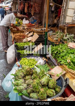 Ortaggi in vendita al mercato di Catania Foto Stock