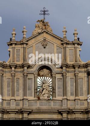 Nicchia di Sant'Agata nella facciata della Cattedrale di Catania Foto Stock