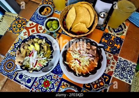 Pozole rosso e verde speziato, una specialità a Guadalajara, Jalisco, Messico Foto Stock