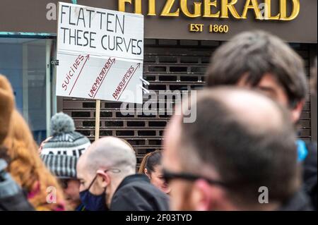 Cork, Irlanda. 6 marzo 2021. Circa 700 persone hanno partecipato a un rally anti-blocco tenutosi oggi nel centro di Cork. Gardai è stato preparato per qualsiasi problema con gli ufficiali nel centro della città dalle 10.30. Credit: AG News/Alamy Live News Foto Stock