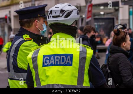 Cork, Irlanda. 6 marzo 2021. Circa 700 persone hanno partecipato a un rally anti-blocco tenutosi oggi nel centro di Cork. Gardai è stato preparato per qualsiasi problema con gli ufficiali nel centro della città dalle 10.30. Credit: AG News/Alamy Live News Foto Stock