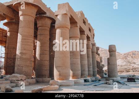 Rovine del tempio egiziano di Ramesseum, il tempio funerario del faraone Ramses II XIII secolo a.C., vicino alla città moderna di Luxor. Foto Stock