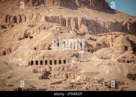 La necropoli di Sheikh Abd al-Qurna, o la Valle dei Nobili, sulla riva occidentale del Nilo, vicino alla moderna città di Luxor. Foto Stock