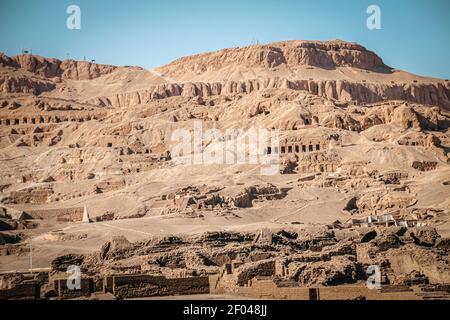 La necropoli di Sheikh Abd al-Qurna, o la Valle dei Nobili, sulla riva occidentale del Nilo, vicino alla moderna città di Luxor. Foto Stock