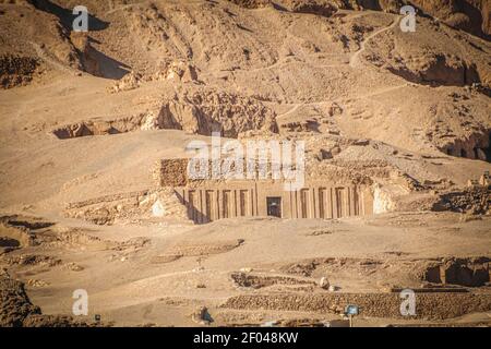 La necropoli di Sheikh Abd al-Qurna, o la Valle dei Nobili, sulla riva occidentale del Nilo, vicino alla moderna città di Luxor. Foto Stock