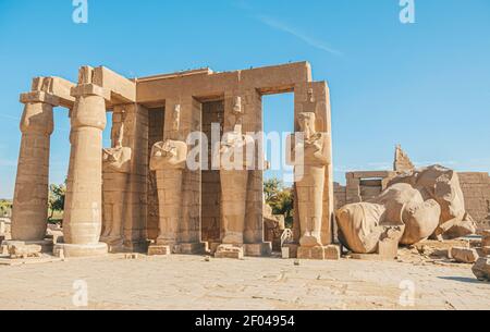 Rovine del tempio egiziano di Ramesseum, il tempio funerario del faraone Ramses II XIII secolo a.C., vicino alla città moderna di Luxor. Foto Stock