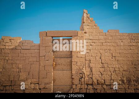 Rovine del tempio egiziano di Ramesseum, il tempio funerario del faraone Ramses II XIII secolo a.C., vicino alla città moderna di Luxor. Foto Stock