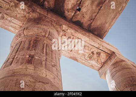 Rovine del tempio egiziano di Ramesseum, il tempio funerario del faraone Ramses II XIII secolo a.C., vicino alla città moderna di Luxor. Foto Stock