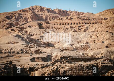 La necropoli di Sheikh Abd al-Qurna, o la Valle dei Nobili, sulla riva occidentale del Nilo, vicino alla moderna città di Luxor. Foto Stock