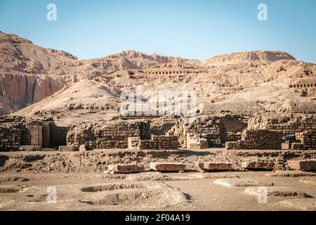 La necropoli di Sheikh Abd al-Qurna, o la Valle dei Nobili, sulla riva occidentale del Nilo, vicino alla moderna città di Luxor. Foto Stock