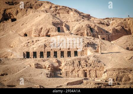 La necropoli di Sheikh Abd al-Qurna, o la Valle dei Nobili, sulla riva occidentale del Nilo, vicino alla moderna città di Luxor. Foto Stock