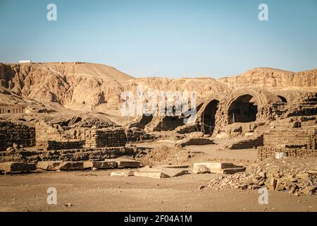 La necropoli di Sheikh Abd al-Qurna, o la Valle dei Nobili, sulla riva occidentale del Nilo, vicino alla moderna città di Luxor. Foto Stock