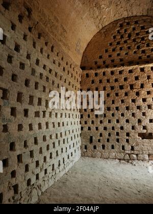 Un'immagine verticale dell'antico edificio storico di Fort Cantiere in Francia Foto Stock