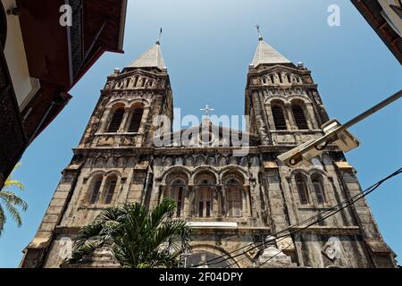 Stonetown (Tanzania, Arcipelago di Zanzibar). Strade e porto nella vecchia città di pietra di Zanzibar, edifici storici coloniali in pietra, strada stretta Foto Stock