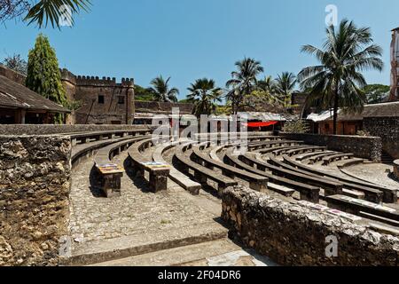 Stonetown (Tanzania, Arcipelago di Zanzibar). Strade e porto nella vecchia città di pietra di Zanzibar, edifici storici coloniali in pietra, strada stretta Foto Stock