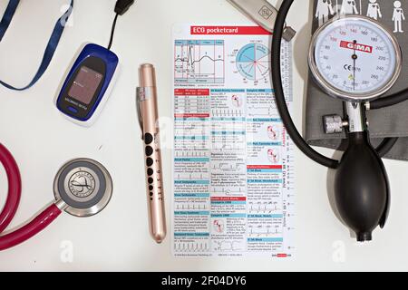 dispositivi medici: pulsossimetro, sfigmomanometro, stetoscopio, scheda ecg, pennarello medico e martello medico Foto Stock