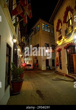 Stonetown (Tanzania, Arcipelago di Zanzibar) di sera e di notte. Strade e porto nella vecchia città di pietra di Zanzibar, storico edificio coloniale Foto Stock