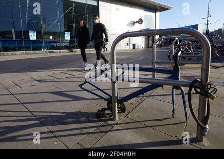 Londra, UK - 26 Feb 2021: Il telaio abbandonato di una bicicletta, la maggior parte delle sue parti rubate in Shepherds Bush durante la pandemia coronavrius. Durante la pandemia si è registrato un notevole aumento dei furti di ciclo. Foto Stock