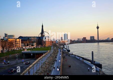Vista panoramica dal ponte di Oberkassel al centro storico con tunnel Rheinufer, Torre del Reno, chiesa di Lambertus e ruota panoramica. Foto Stock