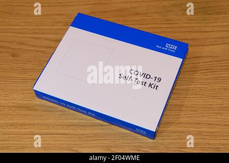 Kit per test in casa NHS Covid-19 di NHS Test and Trace Foto Stock