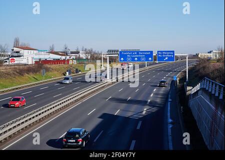 Magonza, Germania - 21 febbraio 2021: Traffico ridotto sull'autostrada tedesca A60 in direzione di Francoforte a. M. durante la stagione pandemica Foto Stock