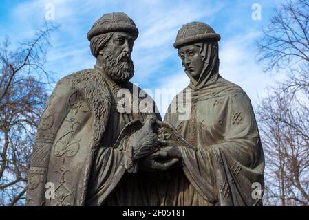 Russia, Yaroslavl-Marzo 28.2016. Monumento dei Santi Pietro e Fevronia da Murom Foto Stock