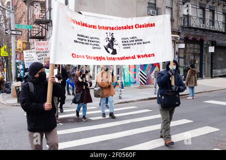 New York, NY - 6 marzo 2021. I lavoratori della lavanderia del New York’s Laundry Workers Center salmarciano su East Houston Street per protestare contro i firi di LIOX/Wash Supply Foto Stock