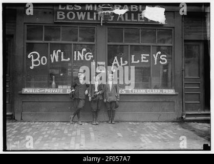I pin boys in Les Miserables vicoli, Frank Jarose, 7 Fayette St., Mellens Court, ha detto 11 anni, ha fatto 3.72 dollari la settimana scorsa. Joseph Philip, 5 Wall St., ha detto 11 anni, e lavora fino a mezzanotte Foto Stock