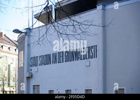 Monaco, Germania. 06 marzo 2021. Parete esterna dello stadio Gruenwalder con segno storico Credit: SPP Sport Press Photo. /Alamy Live News Foto Stock