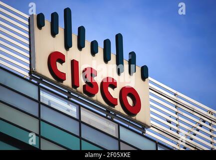 Bucarest, Romania - 24 febbraio 2021: Il logo Cisco Systems si trova sulla sommità di un edificio, a Bucarest, Romania. Foto Stock