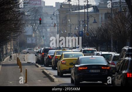 Bucarest, Romania - 24 febbraio 2021: Auto nel traffico all'ora di punta su un viale a Bucarest. Foto Stock