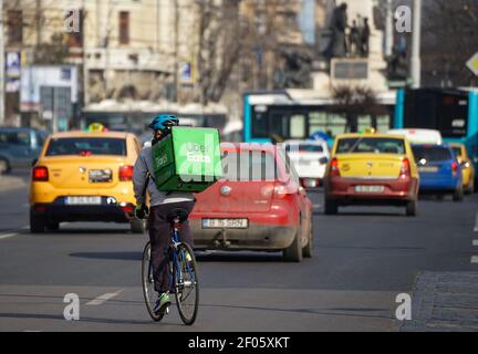 Bucarest, Romania - 24 febbraio 2021: Un corriere Uber mangia cibo consegna consegna il cibo a Bucarest, Romania. Foto Stock