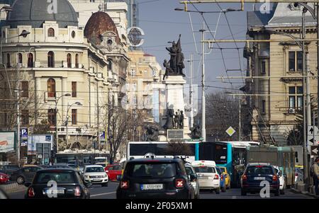 Bucarest, Romania - 24 febbraio 2021: Il monumento del liberale Ion C. Bratianu nella Piazza dell'Università di Bucarest. Foto Stock