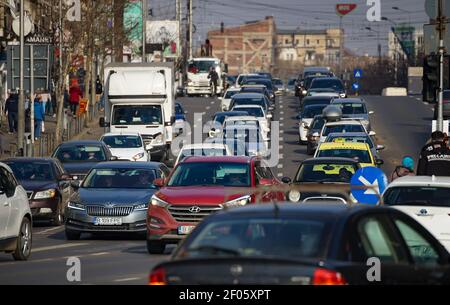 Bucarest, Romania - 24 febbraio 2021: Auto in traffico all'ora di punta su un viale vicino a 'Piazza Unirii' a Bucarest. Foto Stock