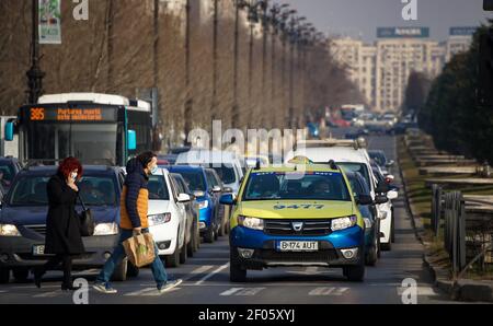 Bucarest, Romania - 24 febbraio 2021: Auto nel traffico all'ora di punta su un viale a Bucarest. Foto Stock