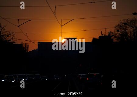 Bucarest, Romania - 03 Marzo 2021: Tramonto su un blocco di appartamenti a Bucarest. Foto Stock