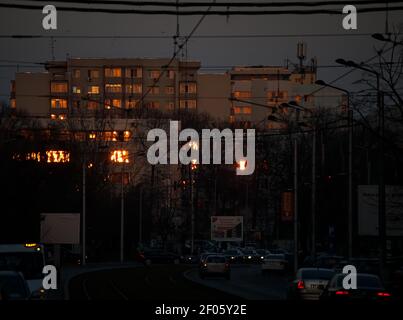 Bucarest, Romania - 03 Marzo 2021: Blocco di appartamenti in luce tramonto, a Bucarest. Foto Stock