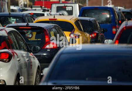 Bucarest, Romania - 03 marzo 2021: Auto nel traffico all'ora di punta su un viale a Bucarest. Foto Stock