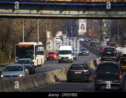 Bucarest, Romania - 03 marzo 2021: Auto nel traffico all'ora di punta su un viale a Bucarest. Foto Stock