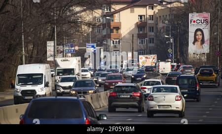 Bucarest, Romania - 03 marzo 2021: Auto nel traffico all'ora di punta su un viale a Bucarest. Foto Stock