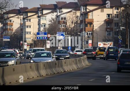 Bucarest, Romania - 03 marzo 2021: Auto nel traffico all'ora di punta su un viale a Bucarest. Foto Stock