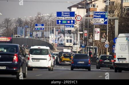 Bucarest, Romania - 03 marzo 2021: Auto nel traffico all'ora di punta su un viale a Bucarest. Foto Stock