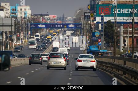 Otopeni, Romania - 24 febbraio 2021: Smog sopra le automobili nel traffico all'ora di punta su una strada nazionale in Otopeni, 15 km a nord di Bucarest, Romania. Foto Stock