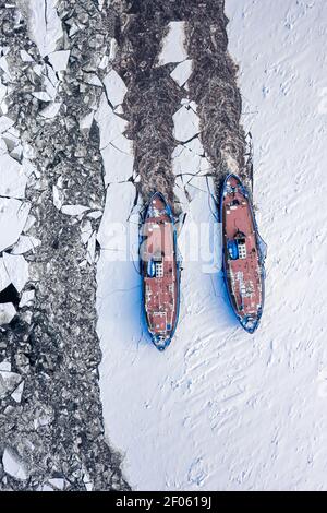 Due rompighiaccio sul fiume Vistola schiacciano il ghiaccio in inverno, in Polonia Foto Stock