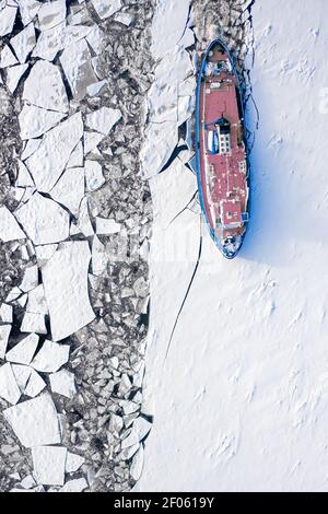 Rompighiaccio schiacciando il ghiaccio sul fiume Vistola in inverno, Polonia, vista aerea della natura Foto Stock