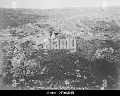 Minatori della Pioneer Mining Company con operazione di schiusa, n. 6, incudine, Alaska, tra il 1901 e il 1911 (al+CA 2430). Foto Stock