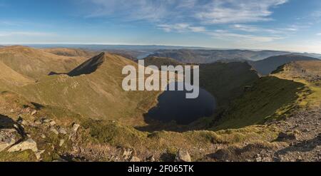 Vista panoramica del Tarn Rosso e dei bordi di Helvellyn da il vertice Foto Stock