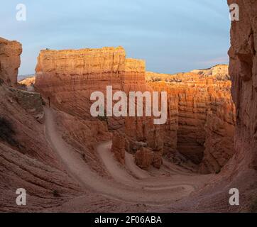 Vista sul drone dell'incredibile paesaggio di ruvidi scogliere situate in Area arida nel parco nazionale nel canyon di Bryce contro nuvoloso cielo Foto Stock